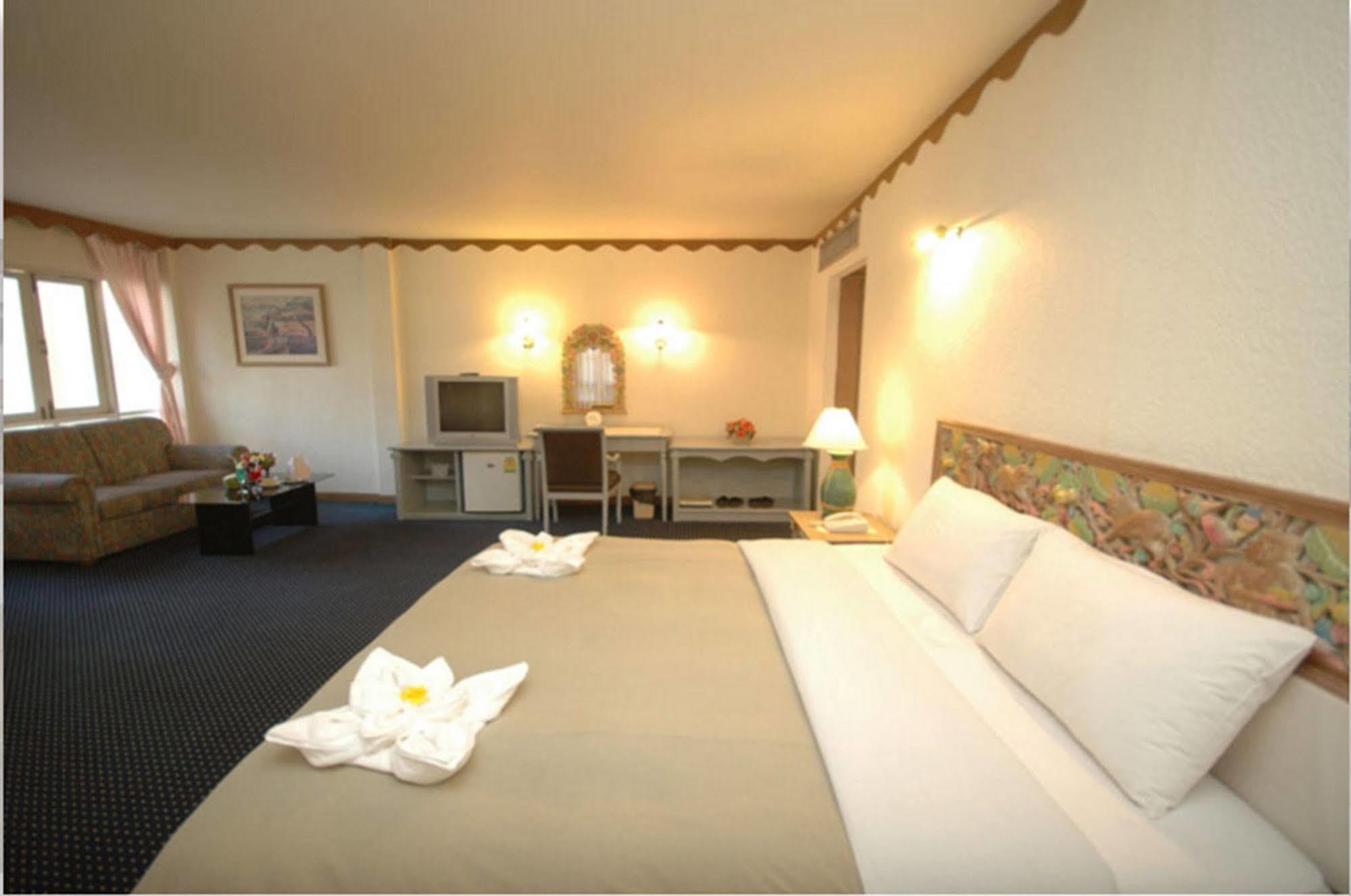 Dad D Resort By Lopburi Inn Resort Экстерьер фото